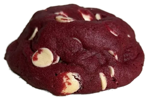 Cookie Ruby inteiro, massa vermelha com gotas de chocolate branco; aberto, massa vermelha com o recheio de ganache de cream cheese
